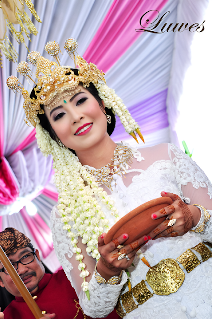 Pengantin resepsi pernikahan adat sunda siger putri